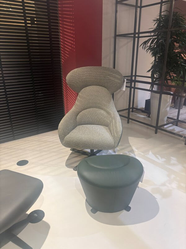 Avia fauteuil + poef van Bert Plantagie