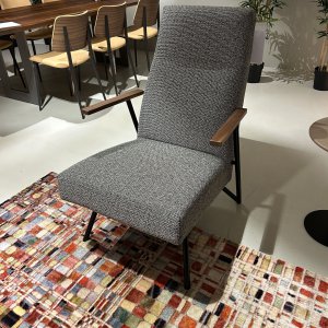 Mr Shell Fauteuil Hoge Rug in Stof Savanna 152 met Notenhouten Armleggers | Havee