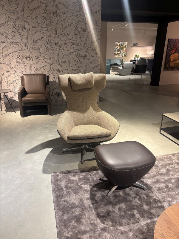 Caruzzo Fauteuil en poef van Leolux