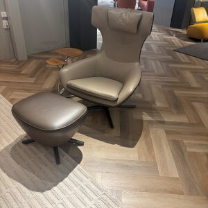 Caruzzo Fauteuil Plus en poef Mink van Leolux