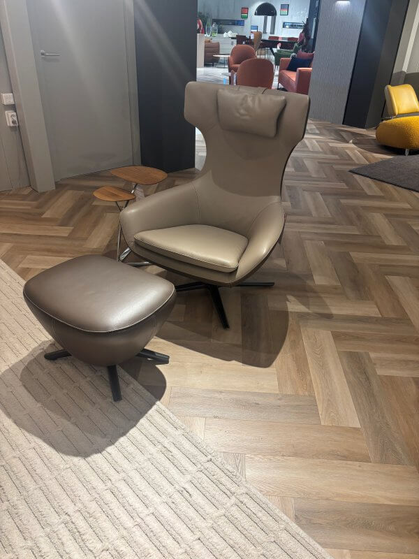 Caruzzo Fauteuil Plus en poef Mink van Leolux