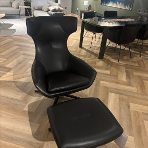 Caruzzo Fauteuil Plus en poef van Leolux