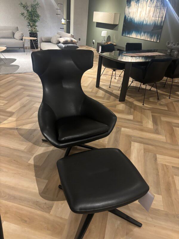 Caruzzo Fauteuil Plus en poef van Leolux